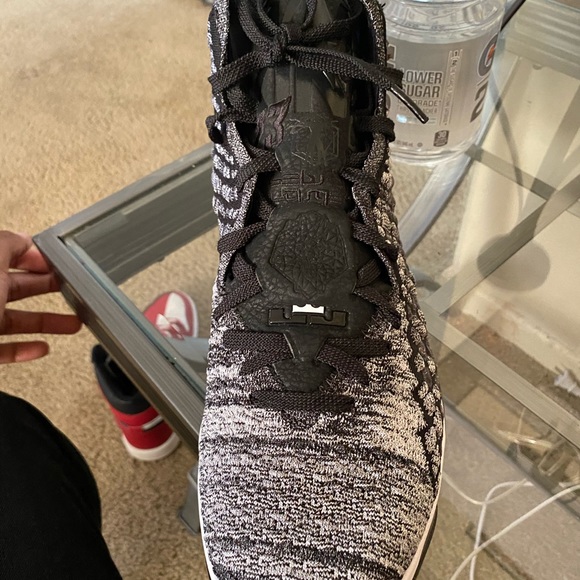 Lebron James 17 - Picture 4 of 4